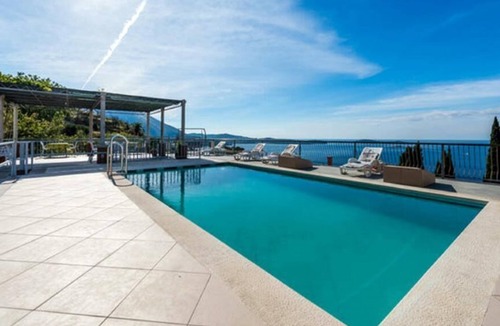 Zavrelje Apartment | Apartments Klis - Three-Bedroom Apartment with Terrace