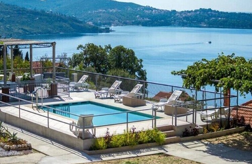Zavrelje Apartment | Apartments Klis -Two-Bedroom Apartment with Terrace