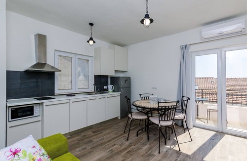 Gruz Apartment | Apartments Life - One Bedroom Apartment with Balcony and Sea View