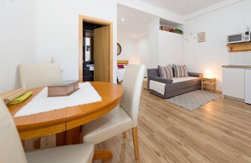 Korenica Apartment | Apartments Milan, (16065), Korenica, hr