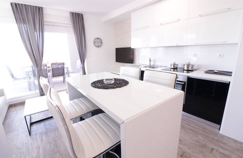 Zrce House | Apartments & Rooms Danivan Pool Villas