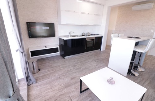 Zrce House | Apartments & Rooms Danivan Pool Villas