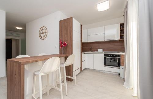 Zrce Apartment | Apartments & Rooms Pool Villas Maris
