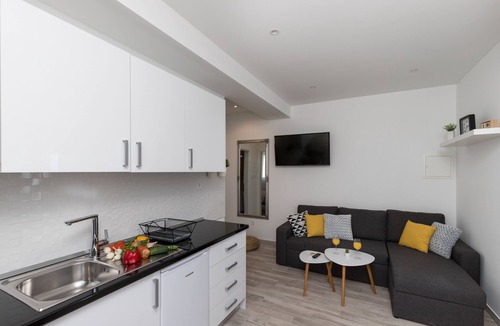 Mokosica Apartment | Apartments Siblings - Premium One Bedroom Apartment with Terrace and Garden View (PRVI)