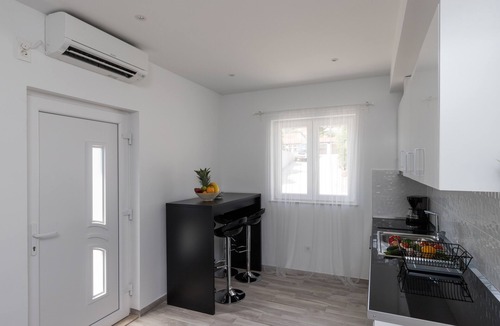 Mokosica Apartment | Apartments Siblings - Premium One Bedroom Apartment with Terrace and Garden View (PRVI)