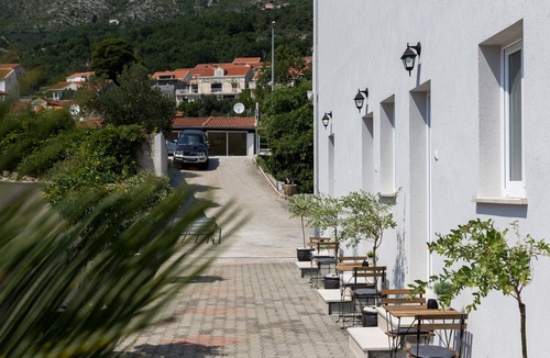 Mokosica Apartment | Apartments Siblings - Premium One Bedroom Apartment with Terrace and Garden View (PRVI)