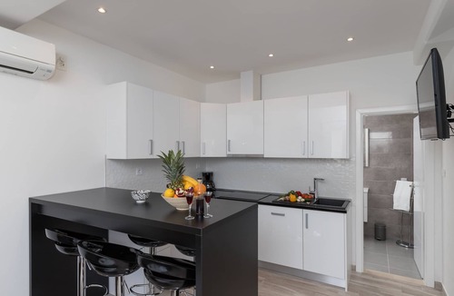 Mokosica Apartment | Apartments Siblings - Premium Two Bedroom Apartment with Terrace and Garden View (CETVRTI)