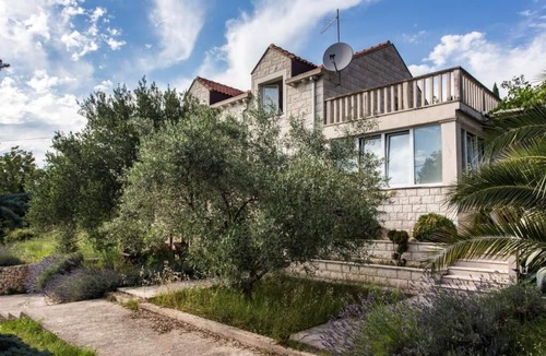 Cilipi Apartment | Apartments Villa Maslina - One-Bedroom Apartment with Terrace and Garden View