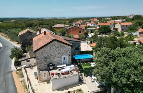 Vilanija Apartment | Appartamento con tre Camere, Terrazzo e Piscina Condivisa Vicino a Umago