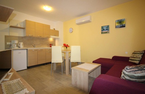 Kastelir House | Authentic stone house with garden, barbecue, playground, trampoline