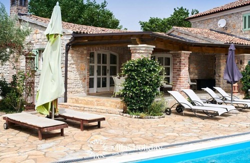 Jehnici Villa | Authentic Villa Karim with a pool and a spacious garden