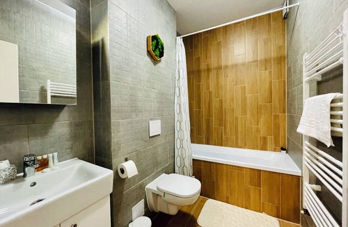 Tractorul Apartment | Aventurescu Studio Netflix and Parking
