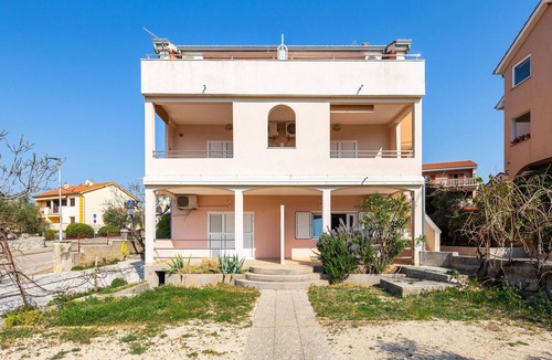 Cres Apartment | Awesome apartment in Cres with house sea view