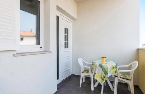 Lovrecica Apartment | Awesome apartment in Lovrecica with WiFi