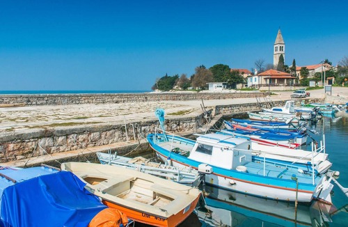 Lovrecica Apartment | Awesome apartment in Lovrecica with WiFi