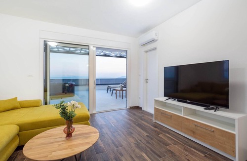 Moca Apartment | Awesome apartment in Makarska with heated swimming pool