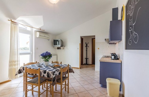 Pula Apartment | Awesome apartment in Pula with house sea view