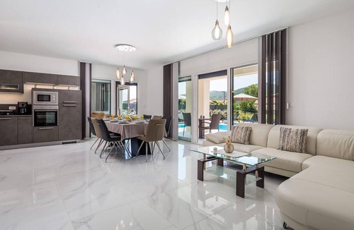 Sarsoni House | Awesome home in Drazice with WiFi