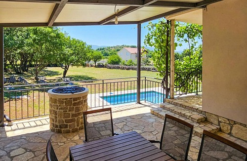 Ervenik House | Awesome home in Ervenik