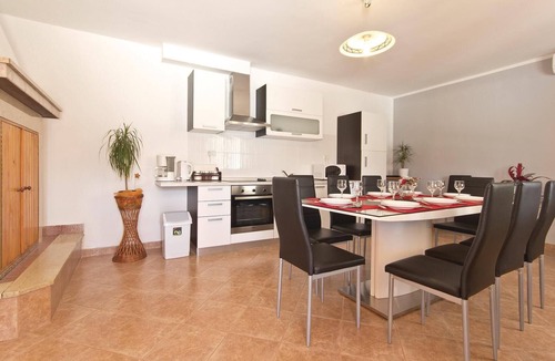 Melnica House | Awesome home in Frkeci