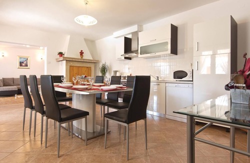 Melnica House | Awesome home in Frkeci