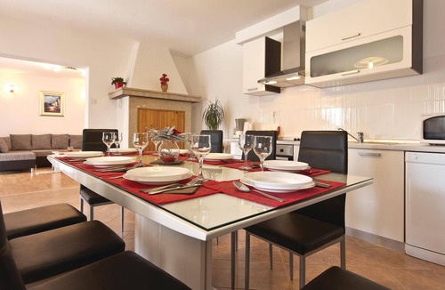Melnica House | Awesome home in Frkeci