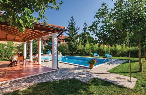 Laginji House | Awesome home in Laginji with sauna