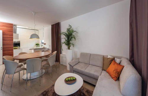 Okrug House | Awesome home in Okrug Gornji with sauna