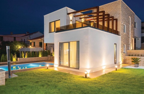 Okrug House | Awesome home in Okrug Gornji with sauna