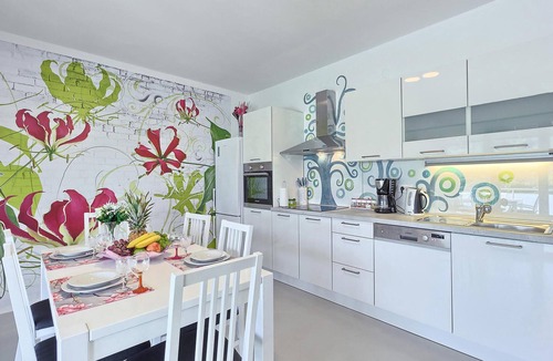 Okrug Donji House | Awesome home in Okrug Donji