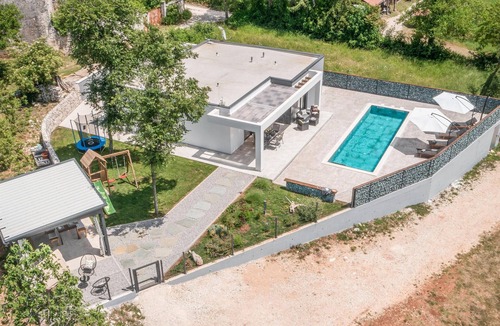 Tinjan House | Awesome home in Tinjan
