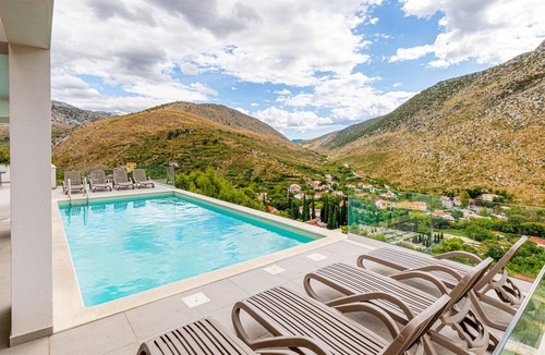 Zrnovnica House | Awesome Home in Zrnovnica With Sauna, Wifi and Swimming Pool