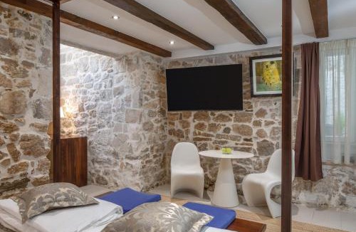 Split House | Awesome Stone House