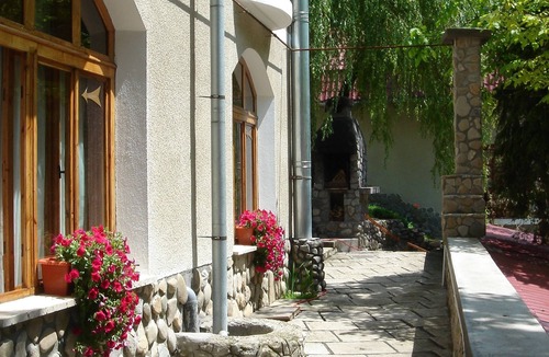 Rasnov Bed & Breakfast | B&B 3 stars, 13 rooms, clean, max 28 persons, nearby Dino Park.