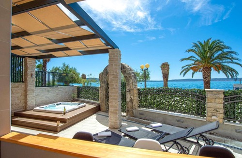 Kastel Gomilica Apartment | Beach front apartment in Kastel Gomilica