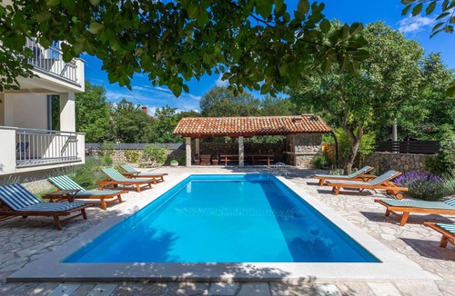 Krk Apartment | Beach front apartment in Pinezici