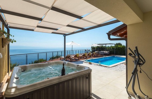 Donji Kraj House | Beach front home in Moscenicka Draga