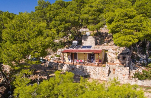 Gdinj House | Beach front home in Gdinj with WiFi