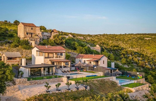 Pakostane House | Beach front home in Vrana