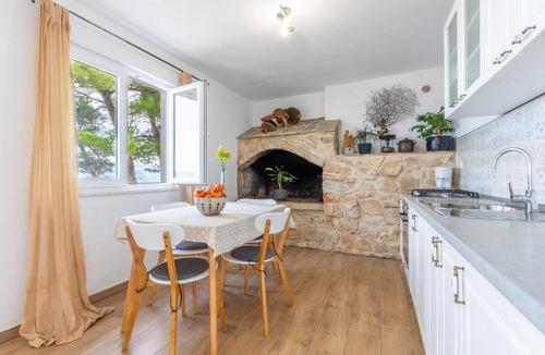 Jelsa Apartment | Beach front studio in Poljica with WiFi