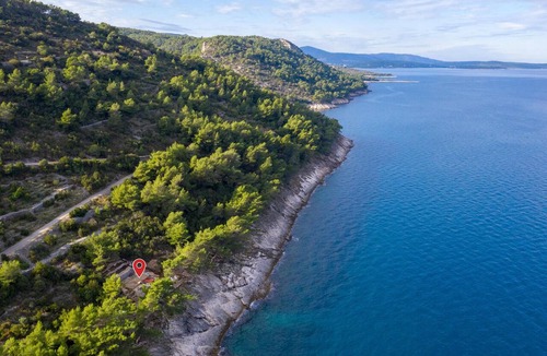 Jelsa Apartment | Beach front studio in Poljica with WiFi
