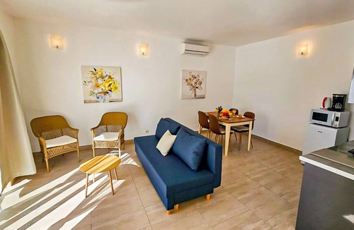 Cove Makarac (Milna) Apartment | Beach front with Swimming pool, Illyria Resort Apt 101