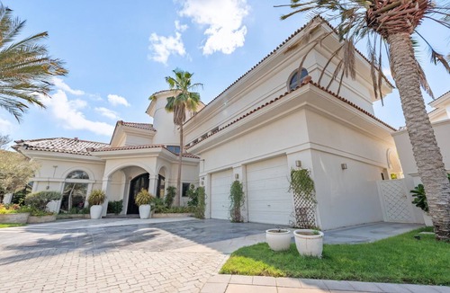 Palm Jumeirah Villa | Beachfront 6BR Villa with 2 Asst Rooms, Own Pool, Cabana & Private Beach Access