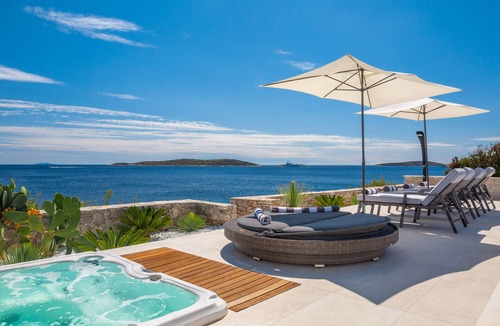 Milna Villa | Beachfront house with Pool and Jakuzzi -maximum comfort and privacy .