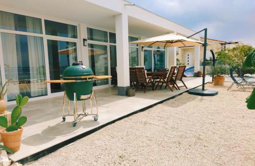 Kolan House | Beachfront Paladina holiday home