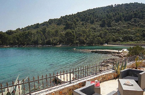 Stari Grad Villa | Beachfront Retreat Near Stari Grad