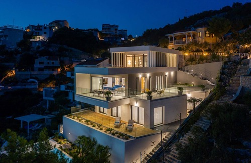Vinisce Villa | Beachfront Villa Extravaganza with Infinity Pool