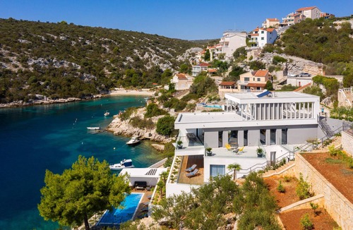 Vinisce Villa | Beachfront Villa Extravaganza with Infinity Pool