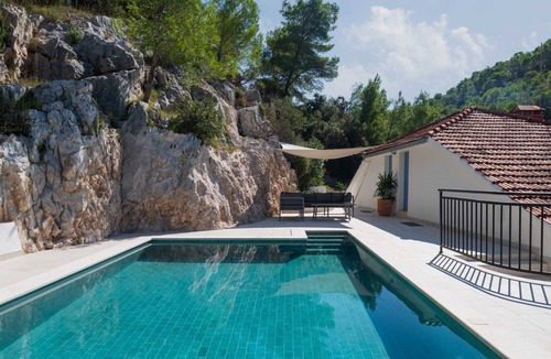 Brusje Villa | Beachfront Villa High Fly with Pool