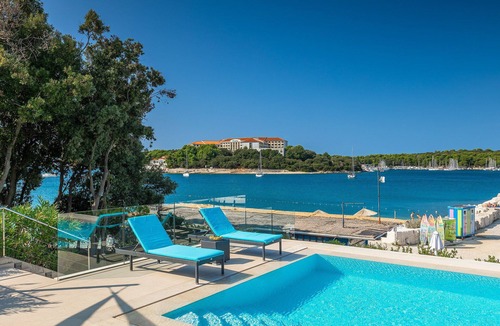 Pjescana Uvala Villa | Beachfront Villa Naviblue with Pool